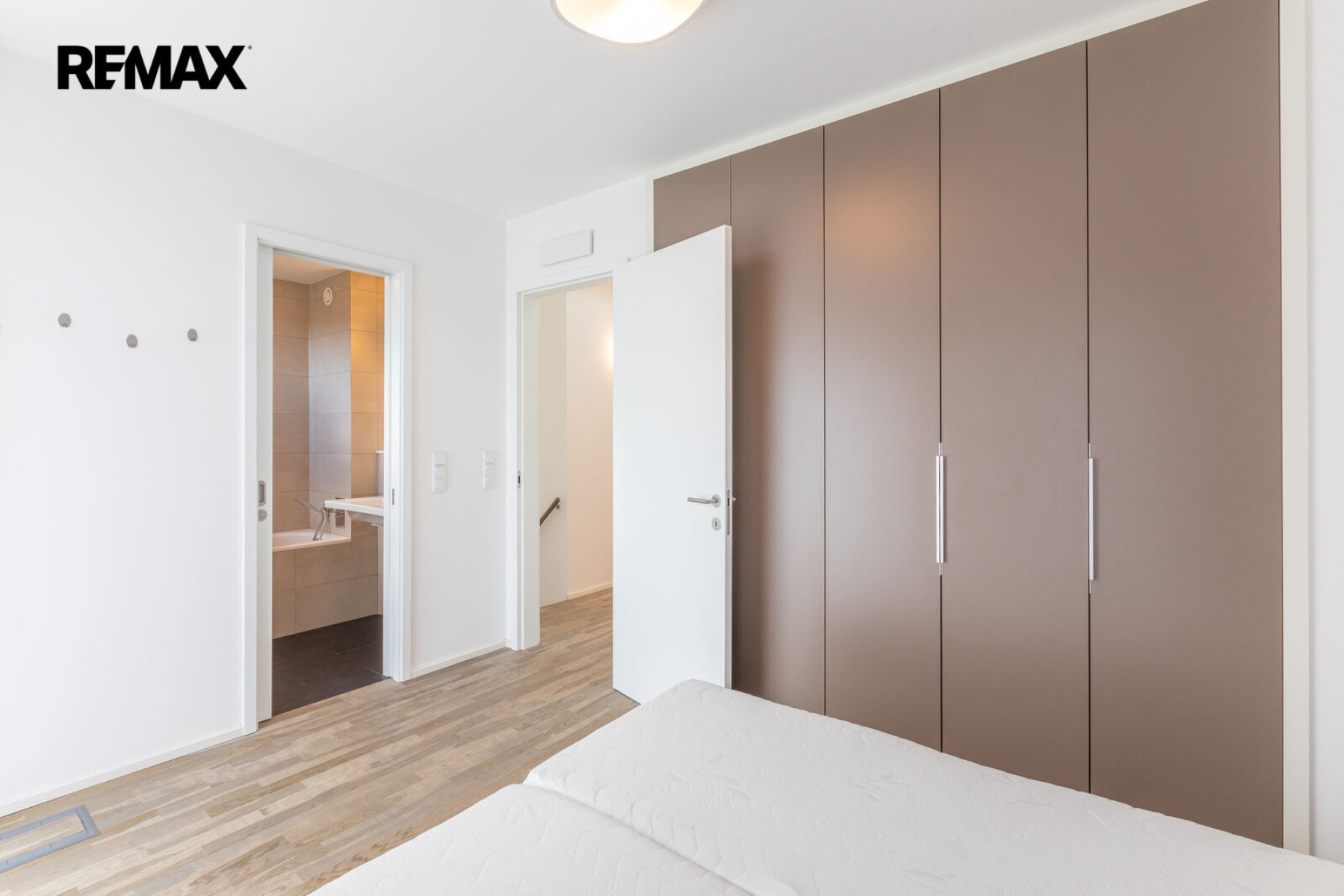 Pronájem rodinného domu 5+kk, 179 m² se zahradou 357 m², dvěma terasami, balkonem a dvougaráží