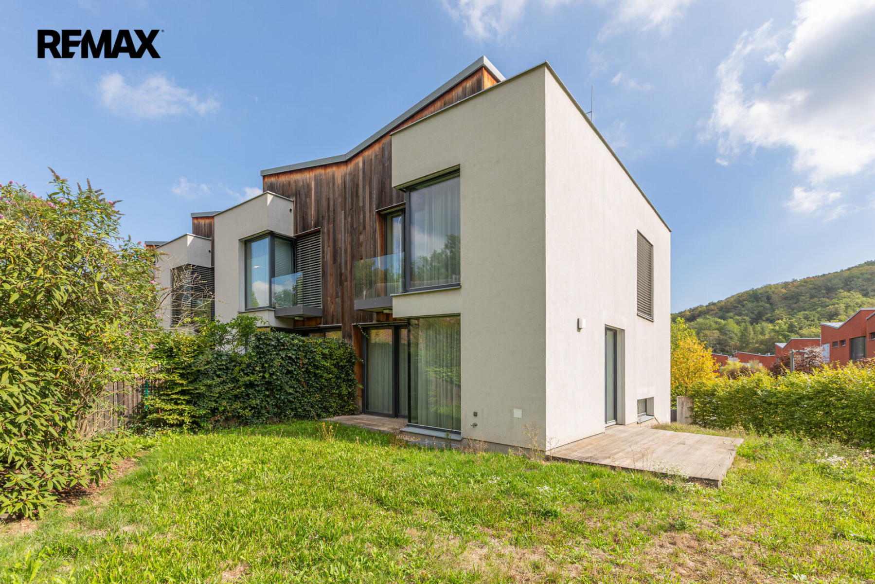 Pronájem rodinného domu 5+kk, 179 m² se zahradou 357 m², dvěma terasami, balkonem a dvougaráží