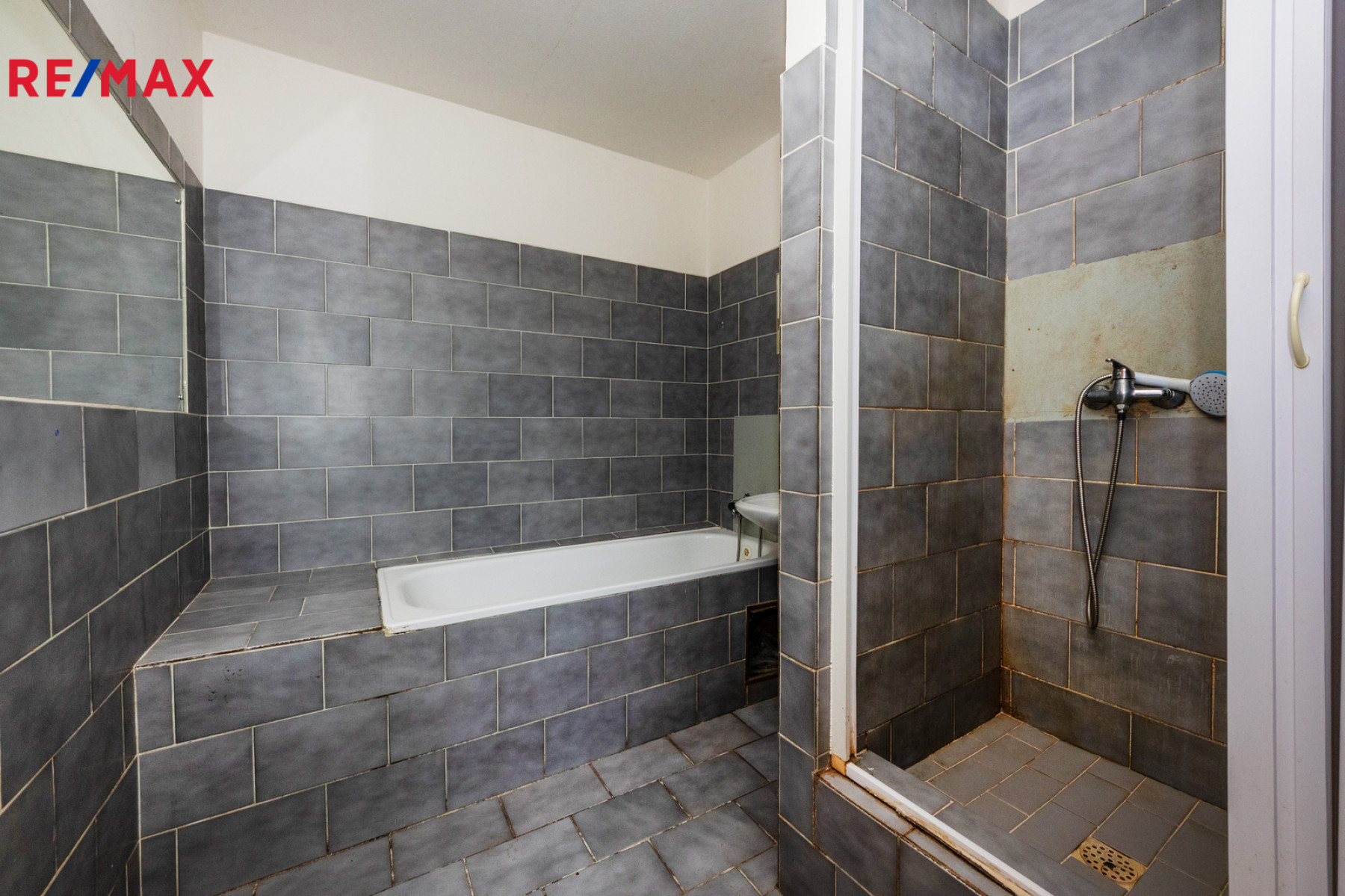 Rohový řadový RD 229 m² 2x lodžie garáž zahrada 311 m² původní stav Součkova Řepy