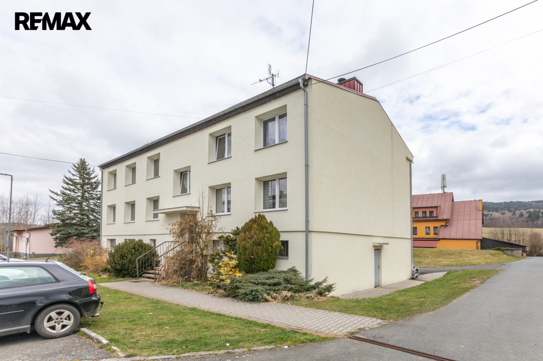Činžovní dům se 6 byty a 6 garážemi v obci Rybník