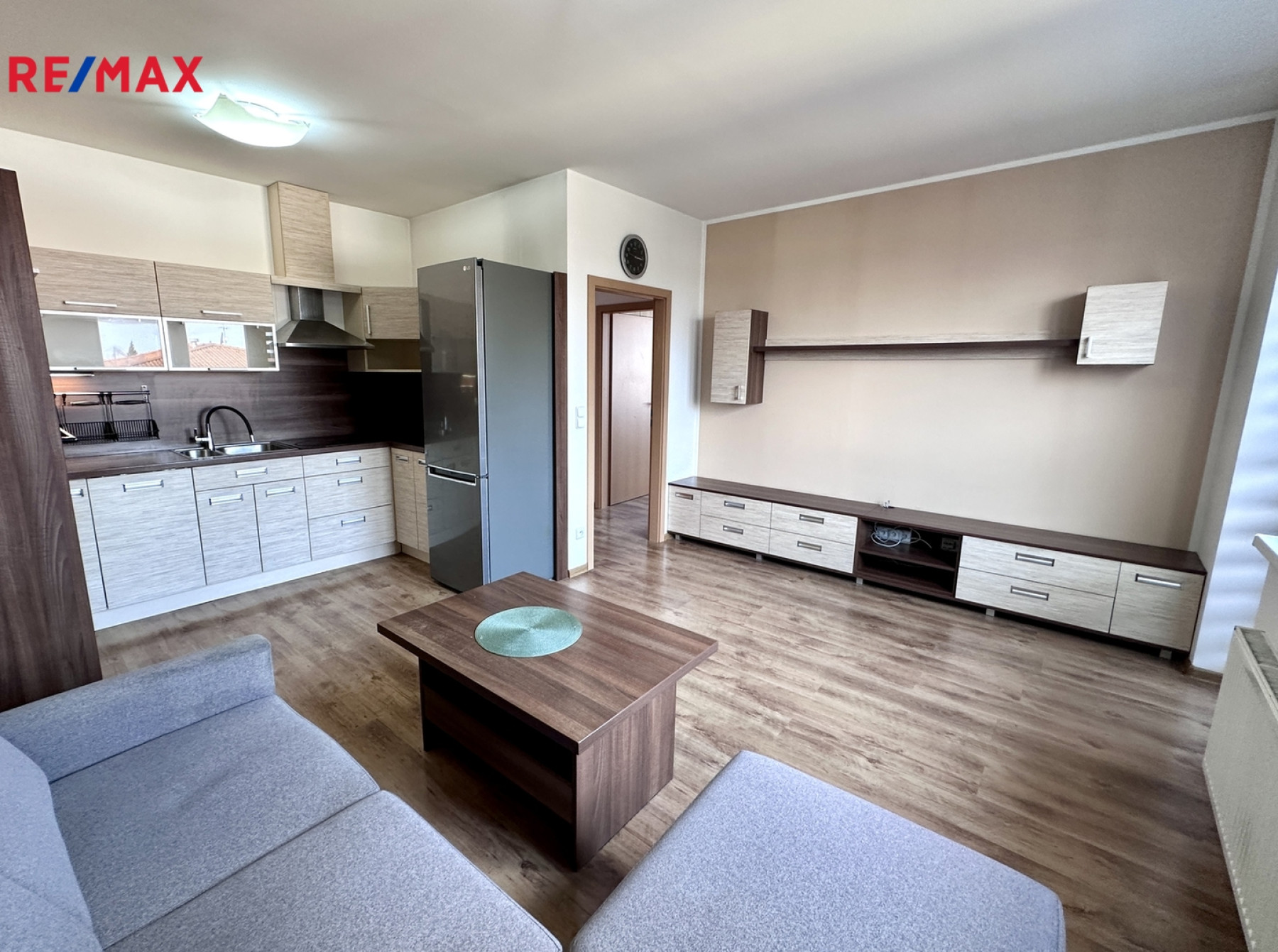 Prodej světlého bytu 3+kk s balkony a garážovým stáním, Praha 9 - Kbely