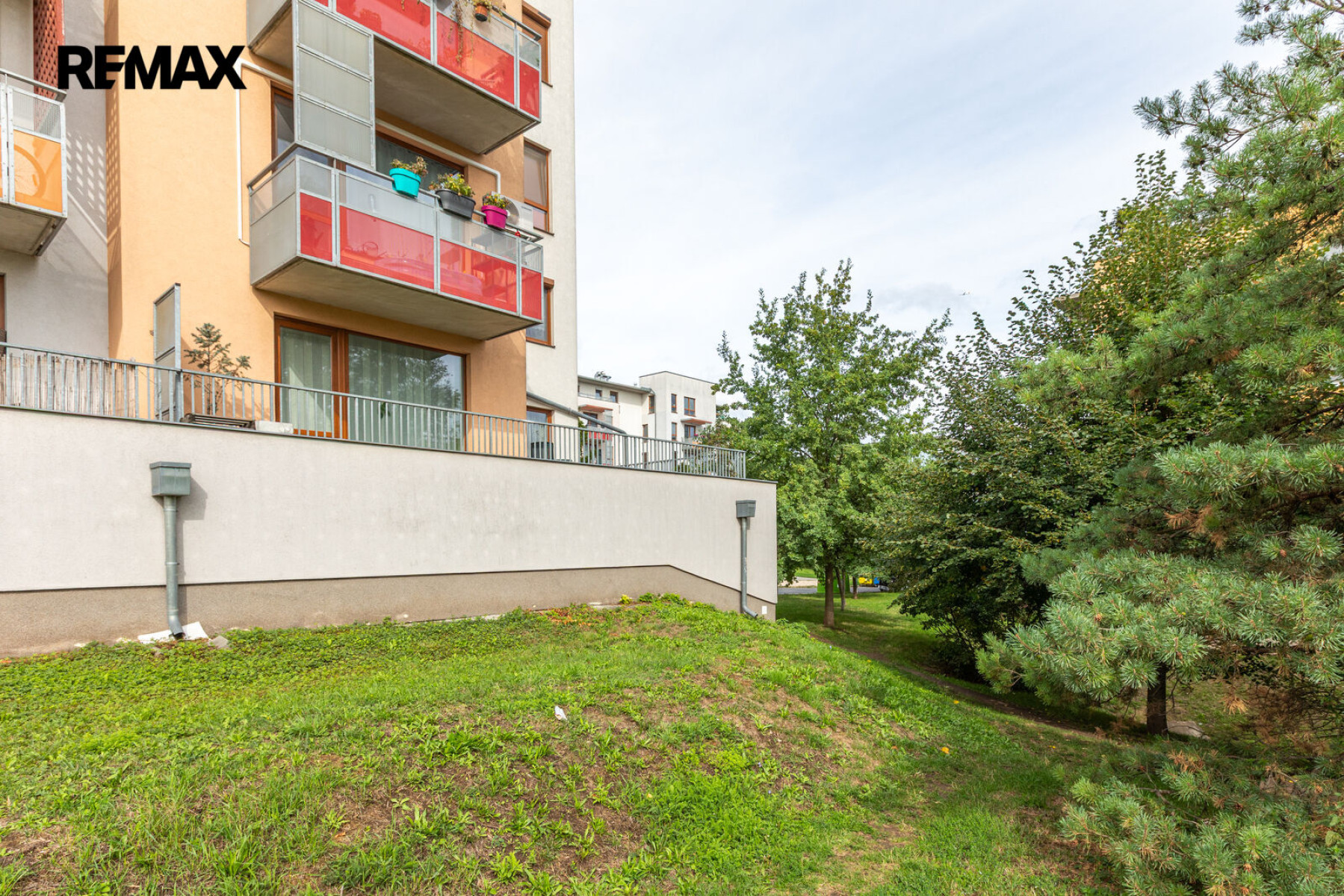 Skvělý byt 3+kk s velkou terasou a parkovacím stáním v Čakovickém parku k pronájmu