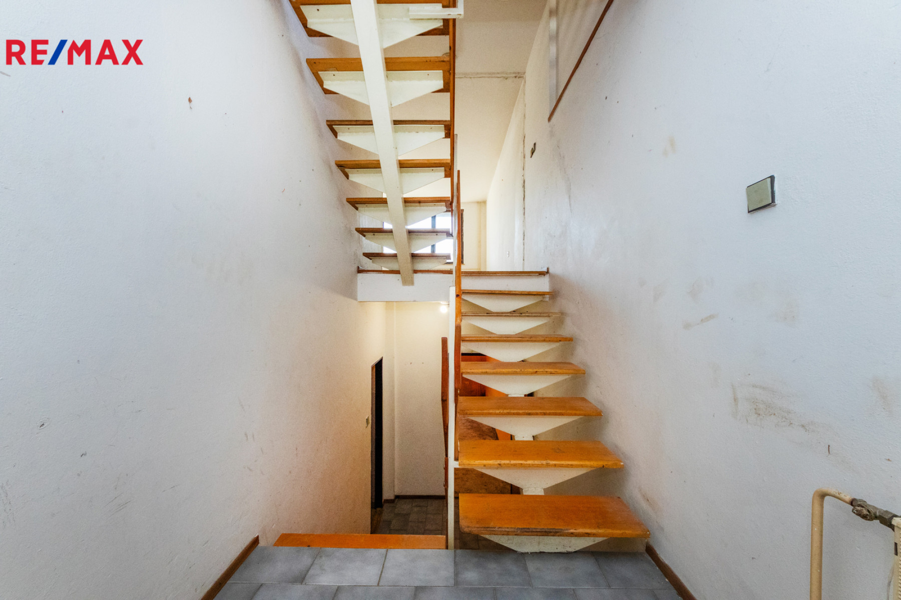 Rohový řadový RD 229 m² 2x lodžie garáž zahrada 311 m² původní stav Součkova Řepy