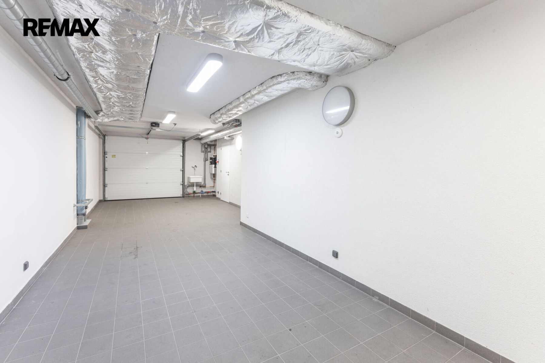 Pronájem rodinného domu 5+kk, 179 m² se zahradou 357 m², dvěma terasami, balkonem a dvougaráží