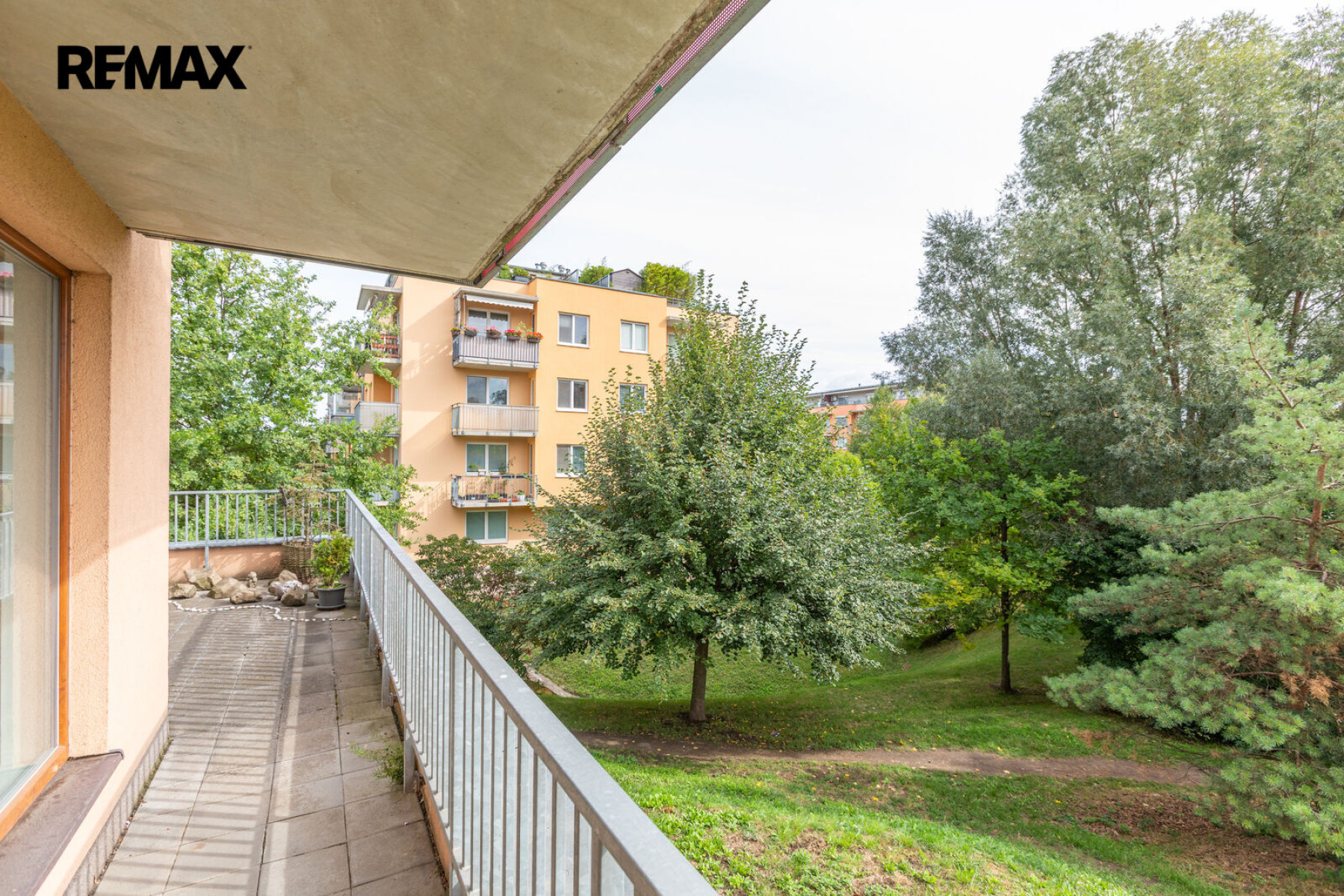 Skvělý byt 3+kk s velkou terasou a parkovacím stáním v Čakovickém parku k pronájmu
