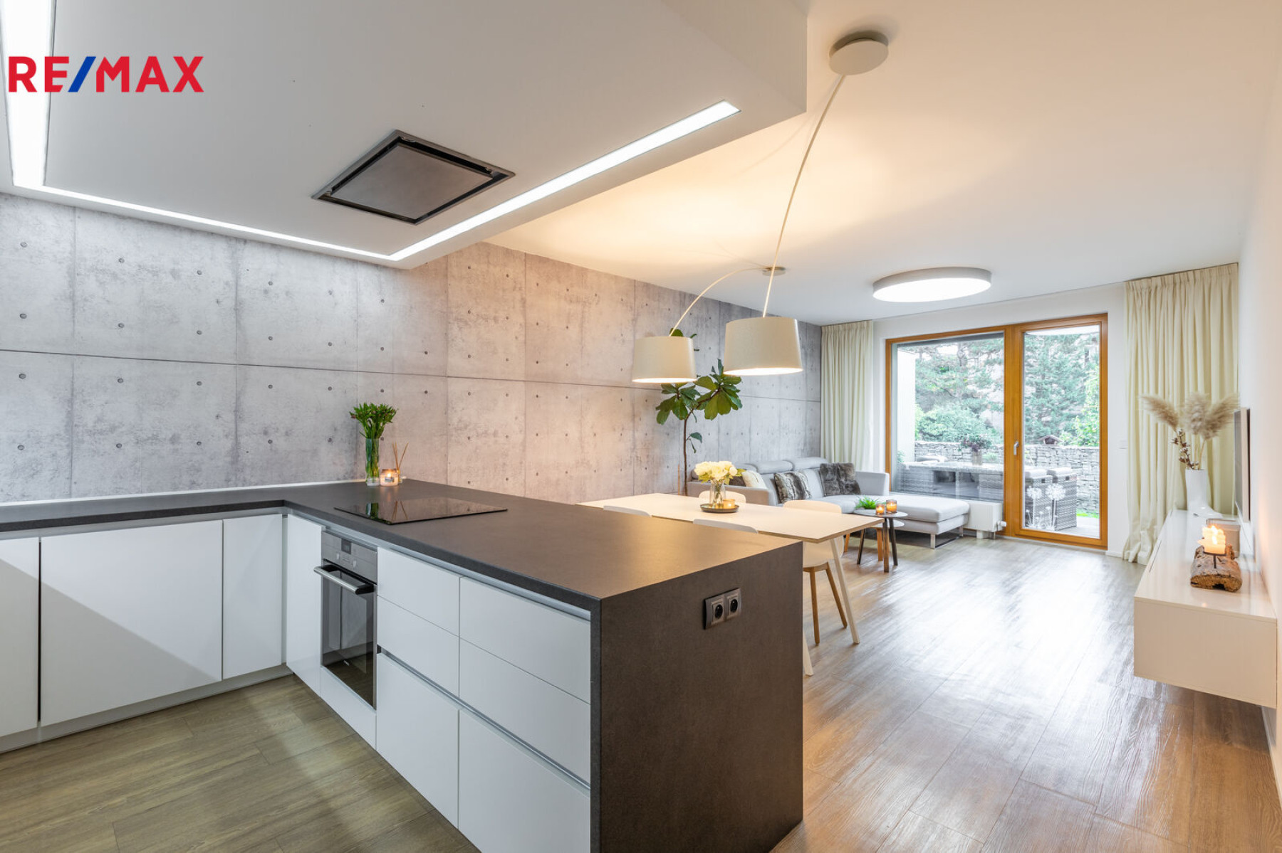 Krásný byt 3+kk zařízený architektonickým studiem s velkou terasou/předzahrádkou