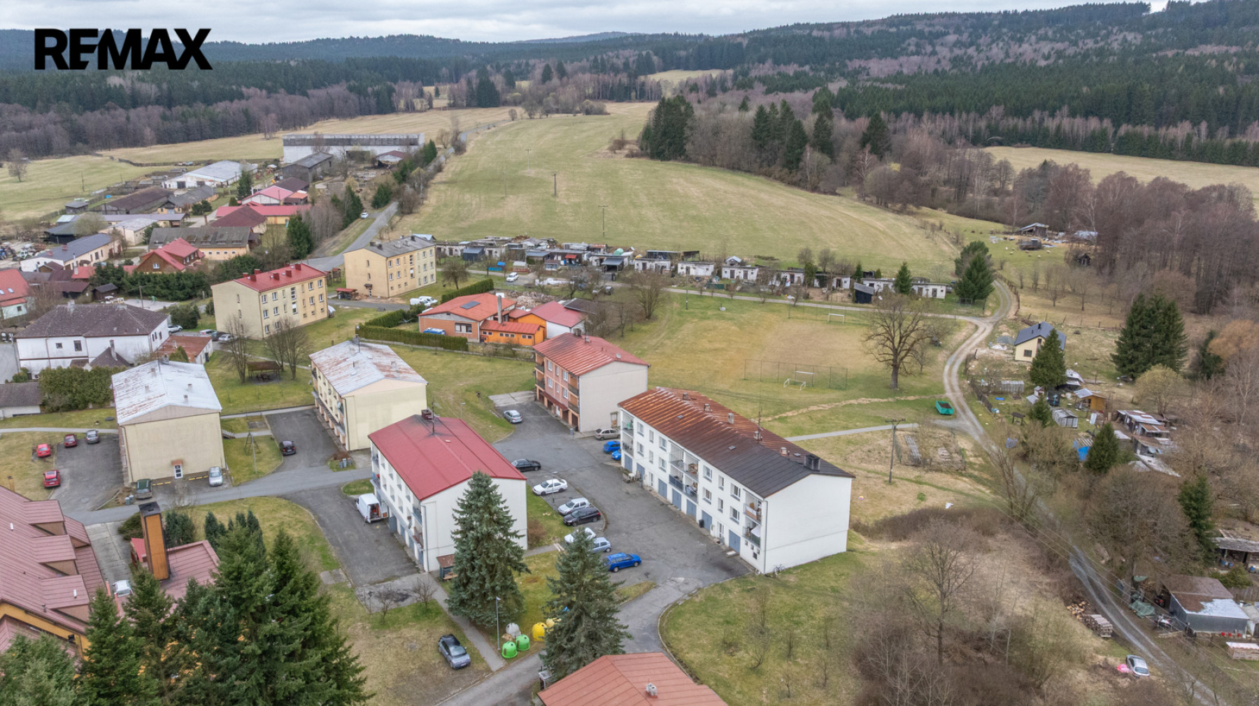 Činžovní dům se 6 byty a 6 garážemi v obci Rybník