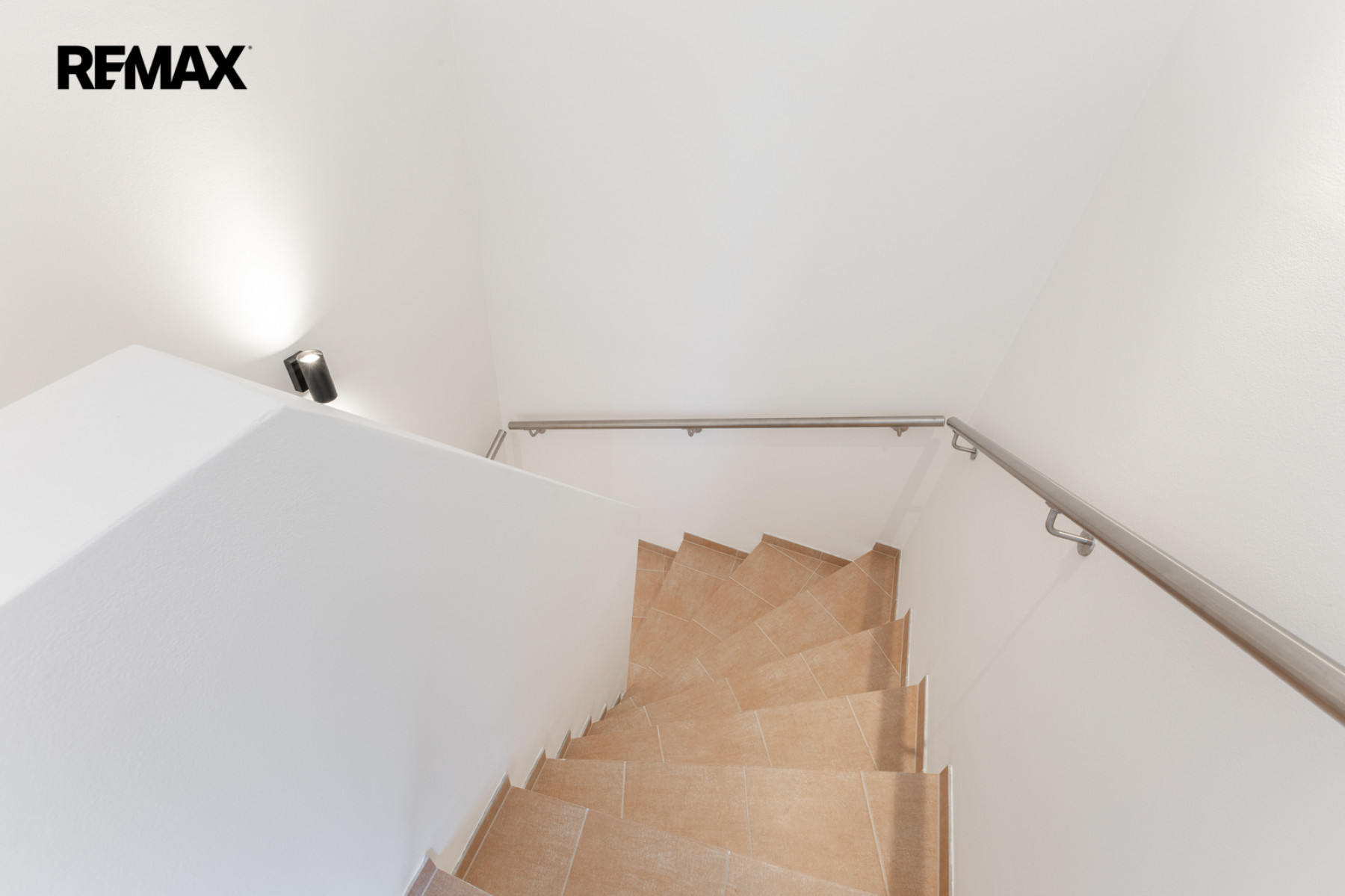 Pronájem rodinného domu 3+kk s parkovacím stáním a zahradou – Praha 9, Hostavice