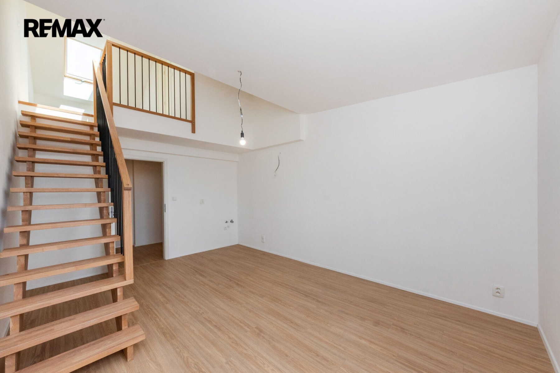 Mezonet 3+kk/galerie/sklep 71,9 m² OV cihla výtah jih výhled Jeseniova metro A Želivského 5 min
