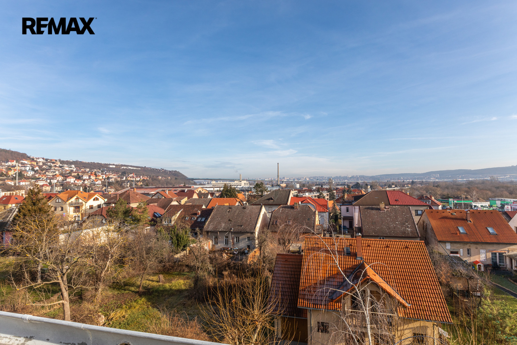 Skvěle prostorný byt 2+kk s balkonem v Radotíně