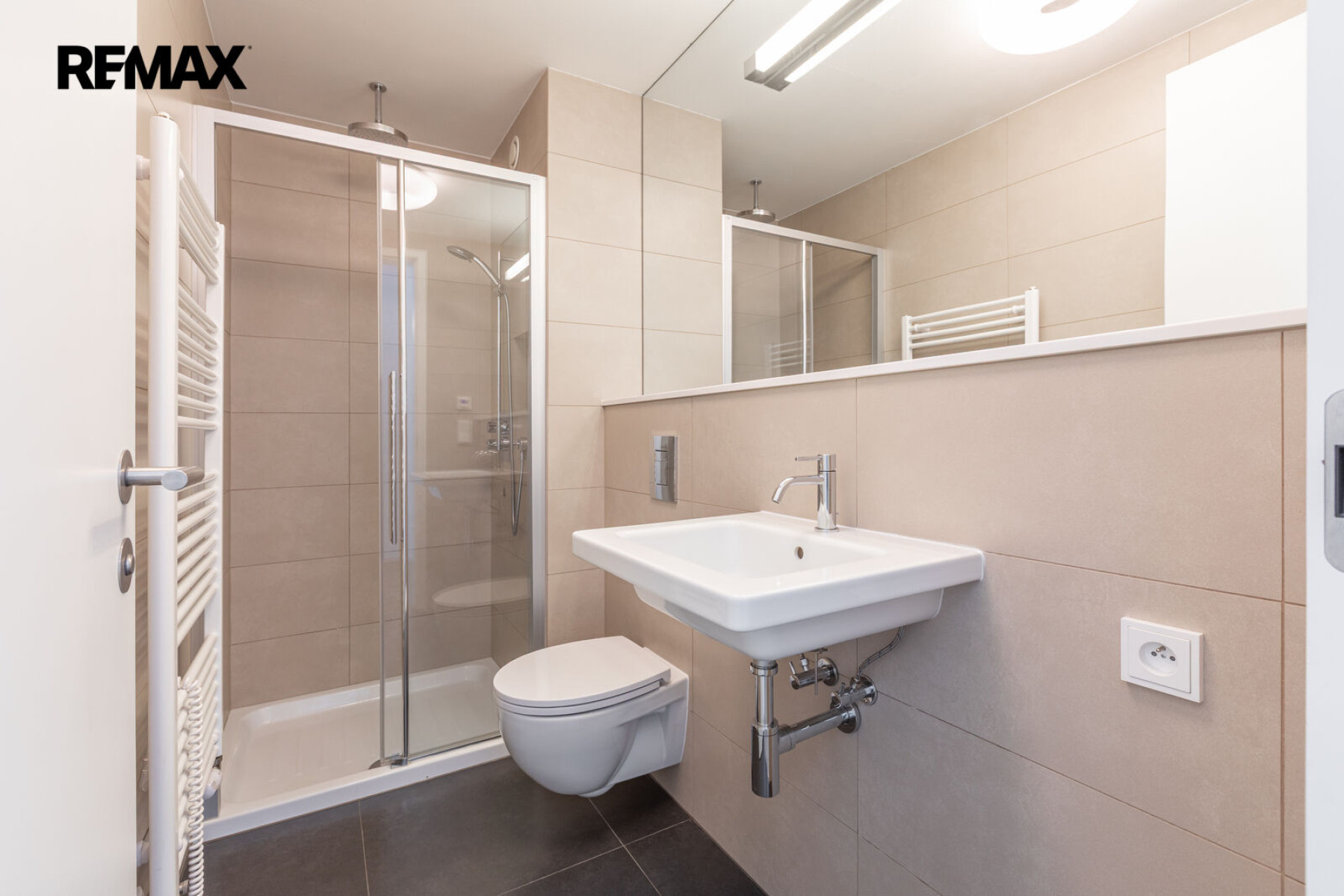 Pronájem rodinného domu 5+kk, 179 m² se zahradou 357 m², dvěma terasami, balkonem a dvougaráží