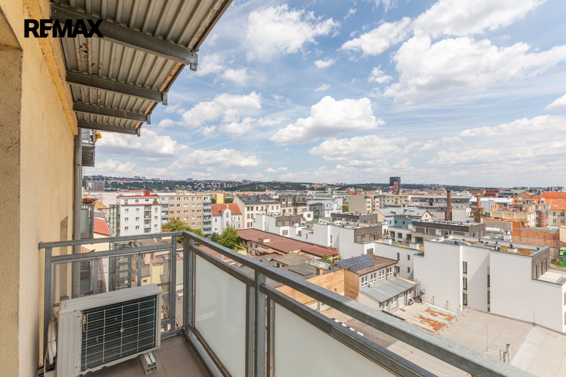 Pronájem mezonetu 2+kk se dvěma balkony a parkovacím stáním