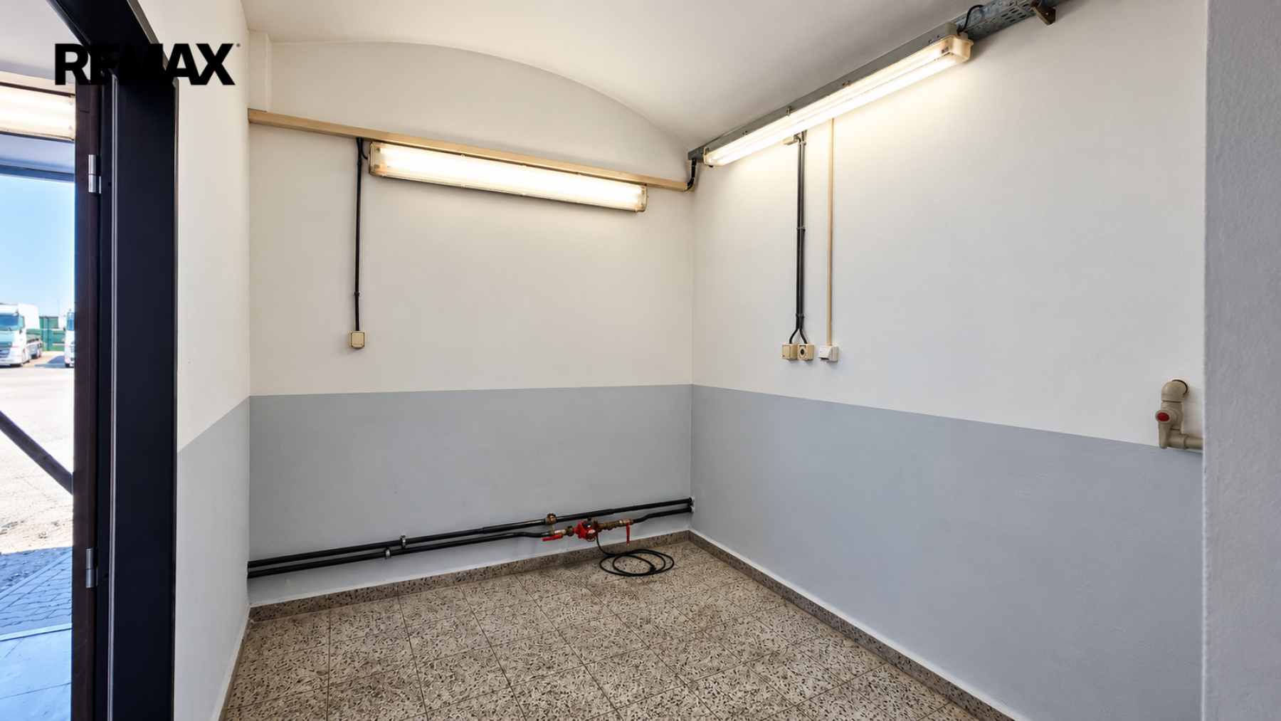 Pronájem komerčních prostor 170 m² + odstavné plochy 925 m², Roudnice nad Labem