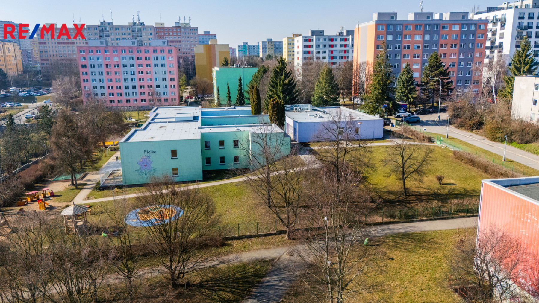 Rohový řadový RD 229 m² 2x lodžie garáž zahrada 311 m² původní stav Součkova Řepy