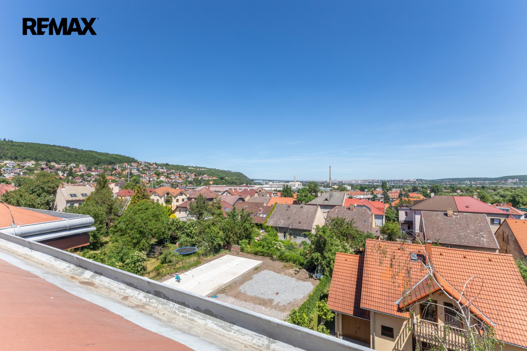 Skvěle prostorný byt 2+kk s balkonem v Radotíně