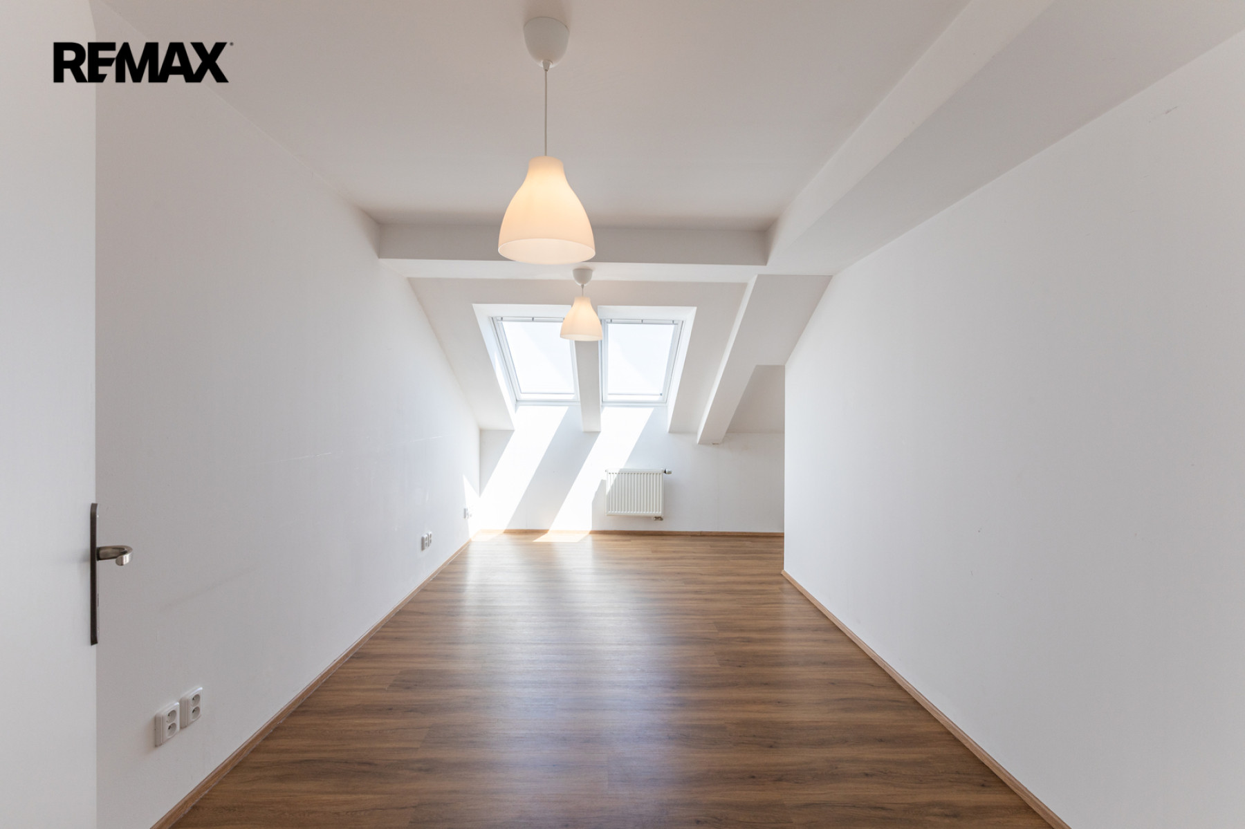 Skvěle prostorný byt 2+kk s balkonem v Radotíně