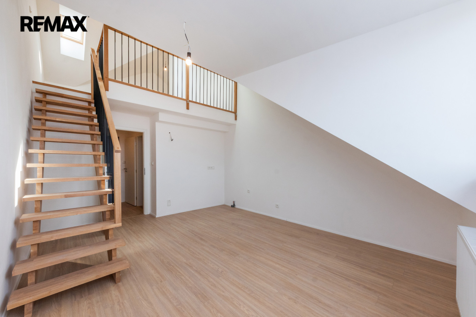Mezonet 2+kk/sklep 45,9 m² OV cihla výtah západ výhled Jeseniova metro A Želivského 5 min