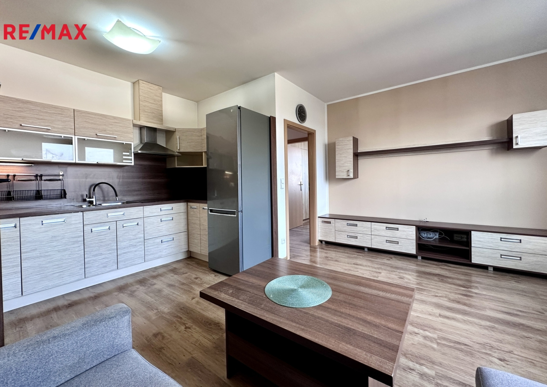 Prodej světlého bytu 3+kk s balkony a garážovým stáním, Praha 9 - Kbely