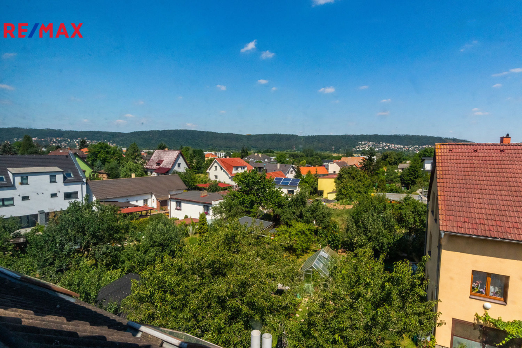Třípodlažní RD 465 m² lodžie terasa dvojgaráž sklep studna zahrada bazén Lipence Praha 5