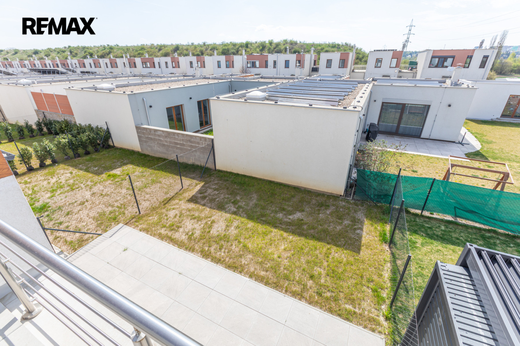 Pronájem rodinného domu 3+kk s parkovacím stáním a zahradou – Praha 9, Hostavice