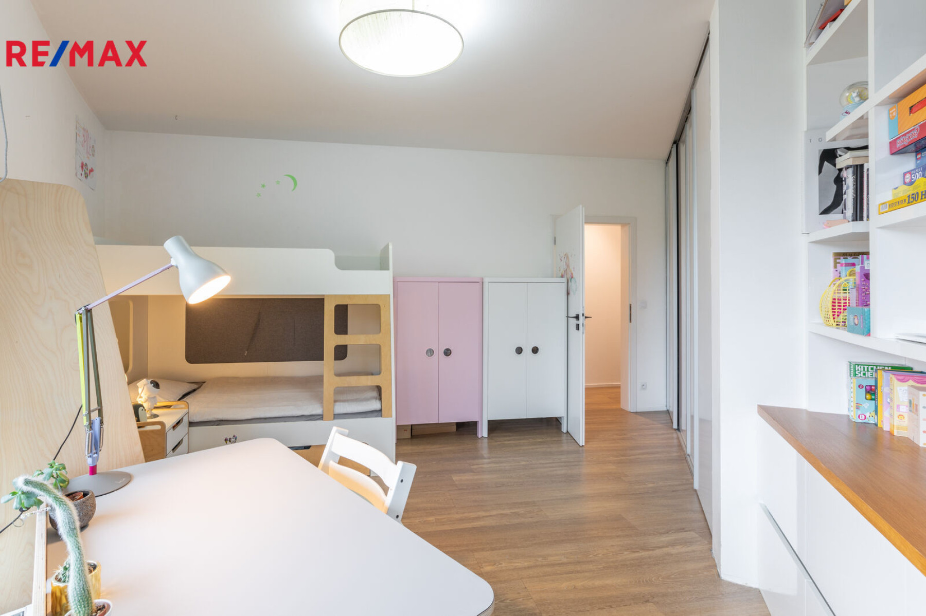 Krásný byt 3+kk zařízený architektonickým studiem s velkou terasou/předzahrádkou