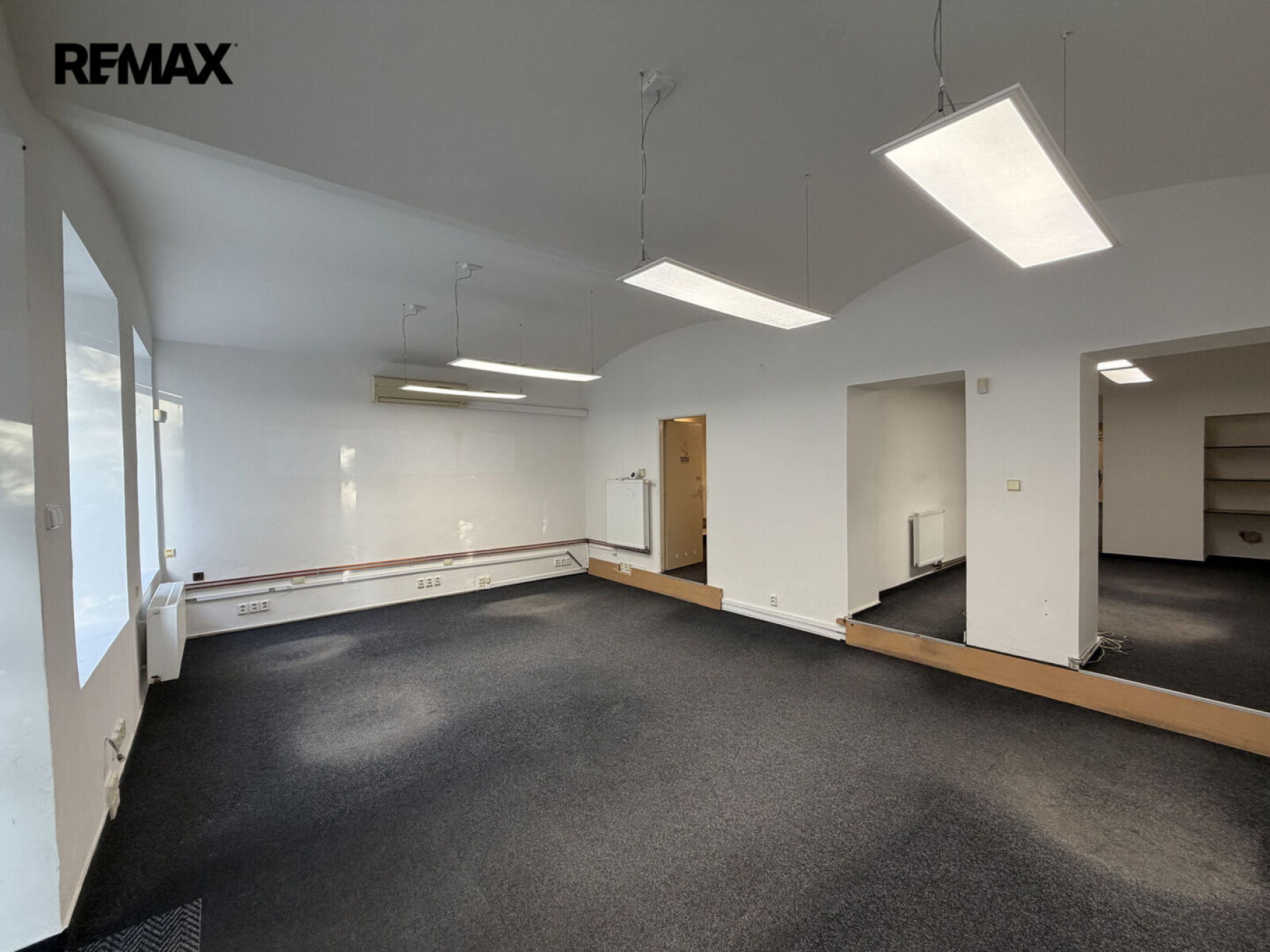 Pronájem komerčních prostor 158 m² – Praha 4, ulice Jemnická