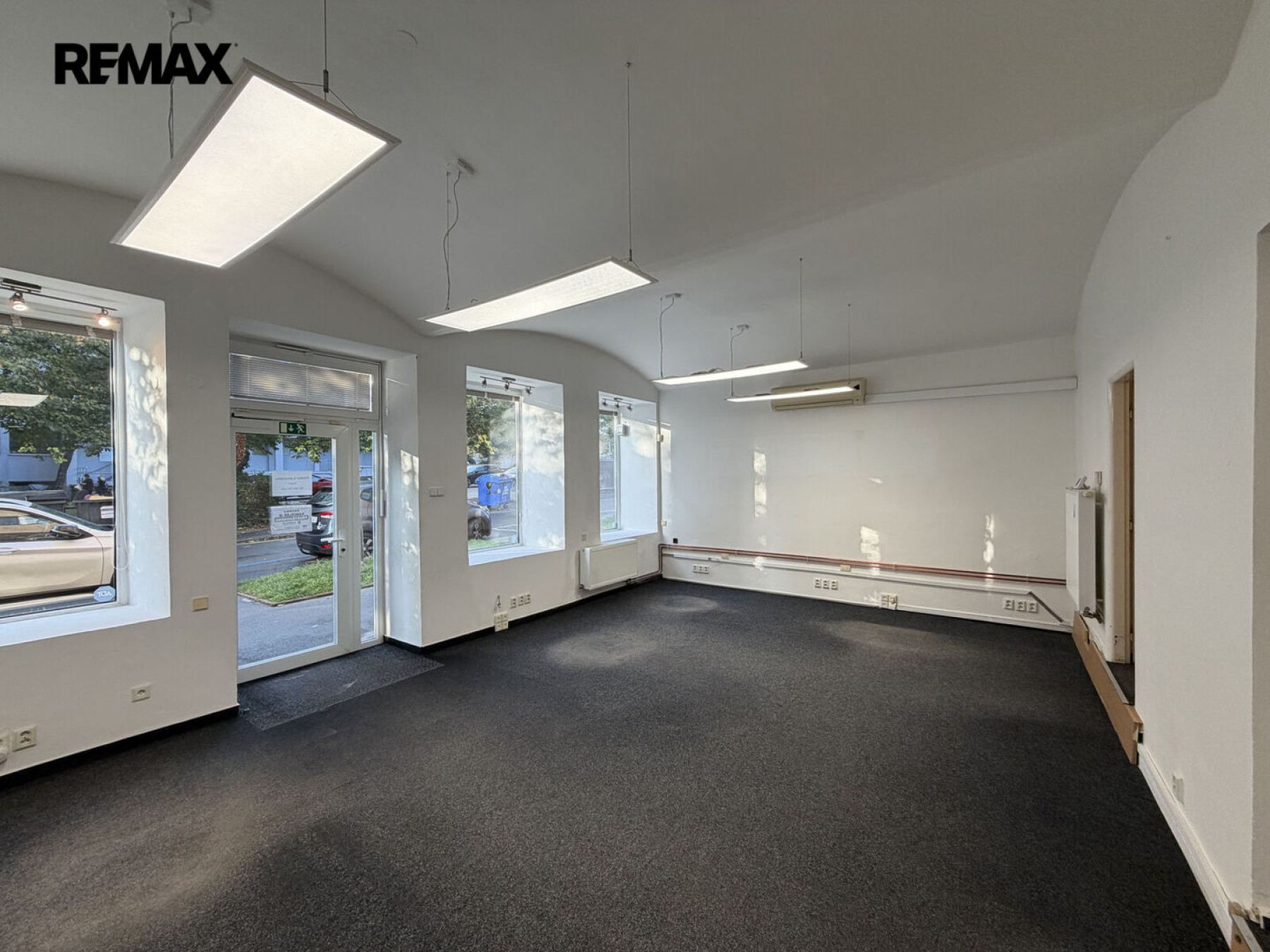 Pronájem komerčních prostor 158 m² – Praha 4, ulice Jemnická