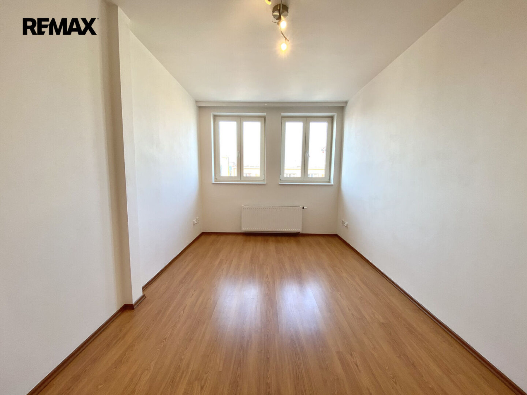 Prostorný, dvoupatrový byt 4+kk s terasou, Praha 8 - Karlín