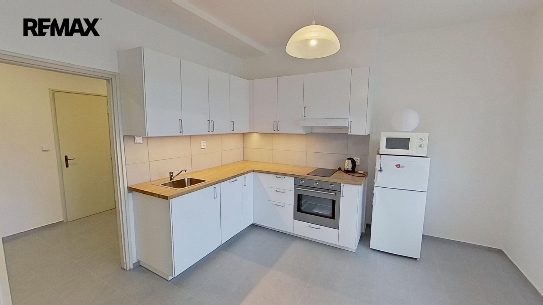 Pronájem zrekonstruovaného bytu 2+1, 76,5 m² se sklepem a společnou zahradou, Praha 4