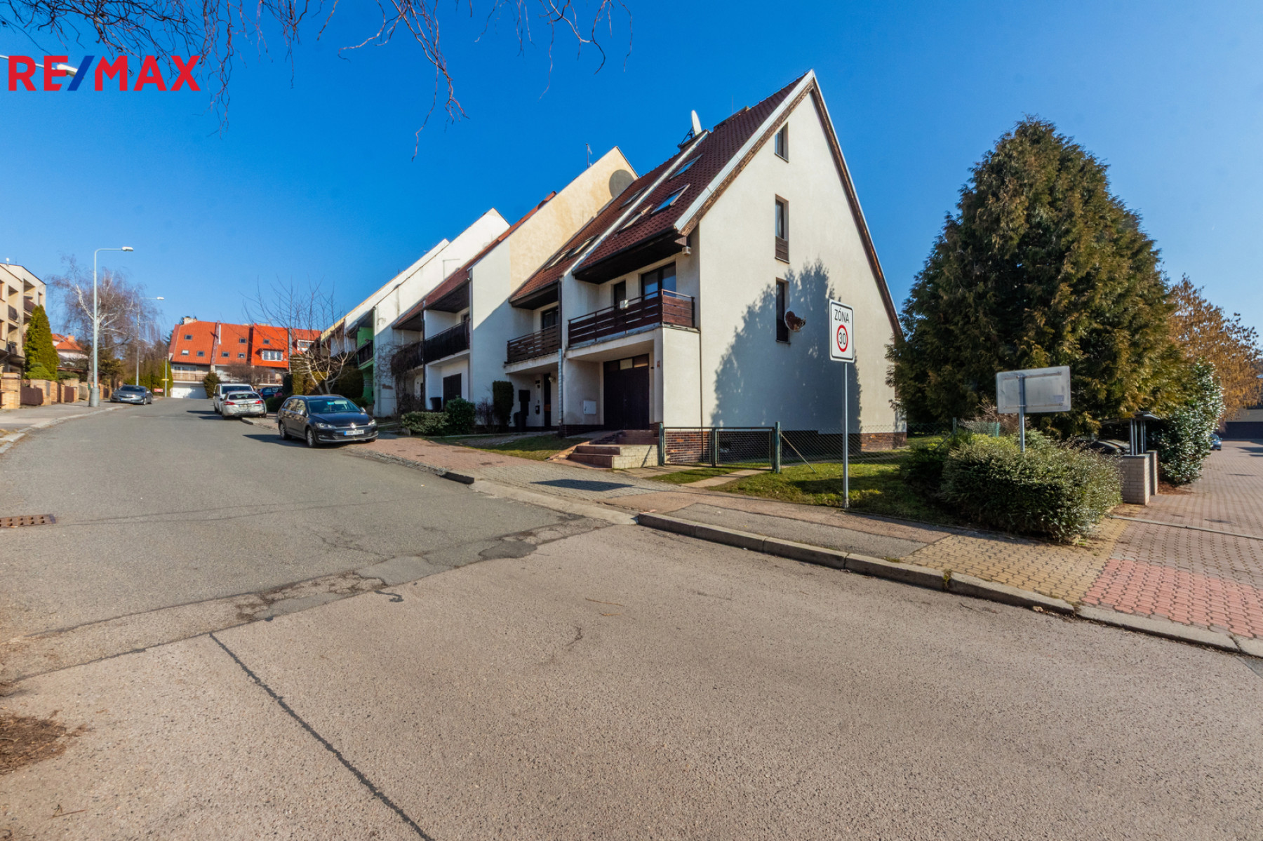 Rohový řadový RD 229 m² 2x lodžie garáž zahrada 311 m² původní stav Součkova Řepy