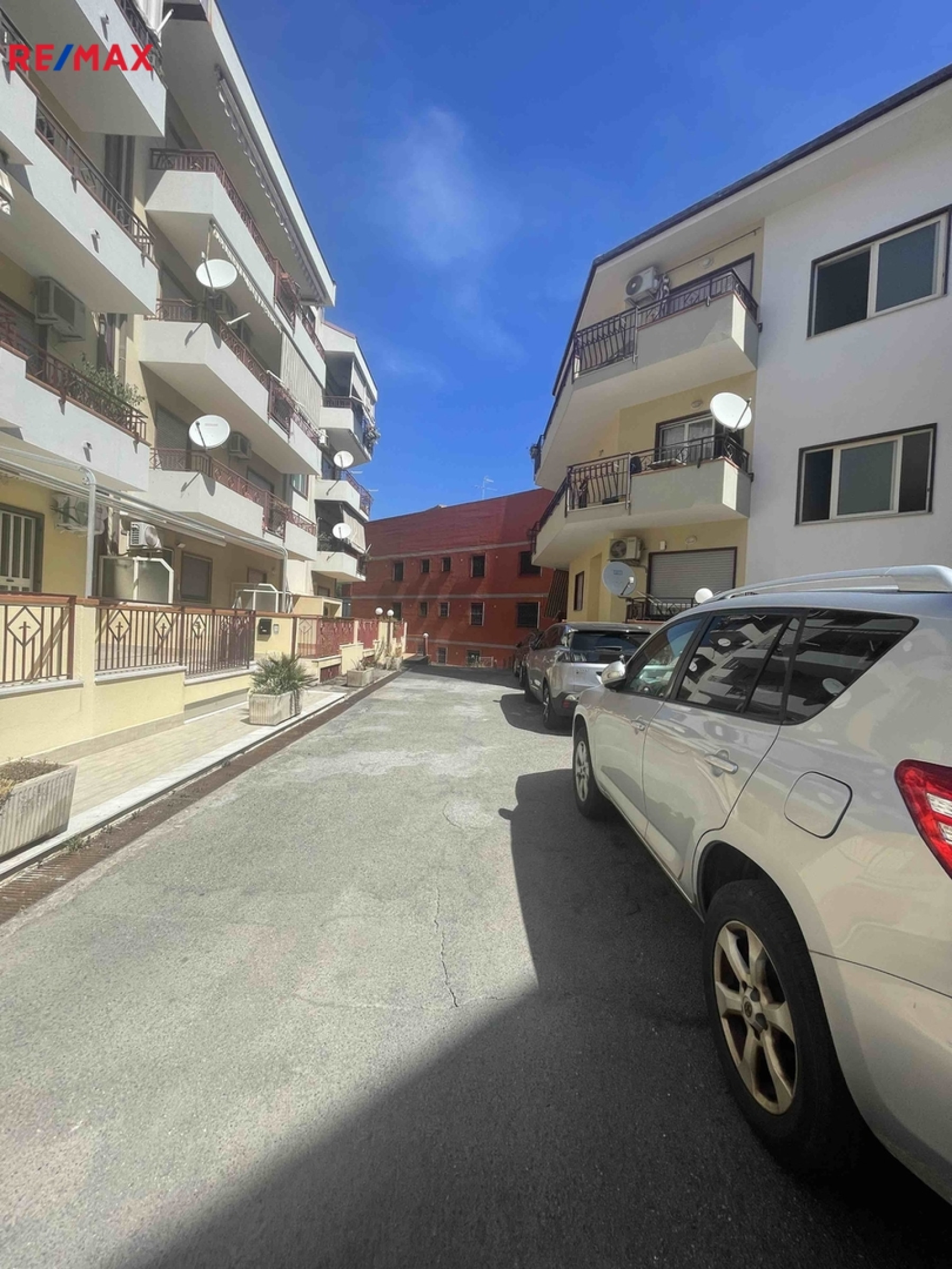 Krásný byt 1+1 s velkou terasou 17 m² jen 200 m od moře – Nizza di Sicilia