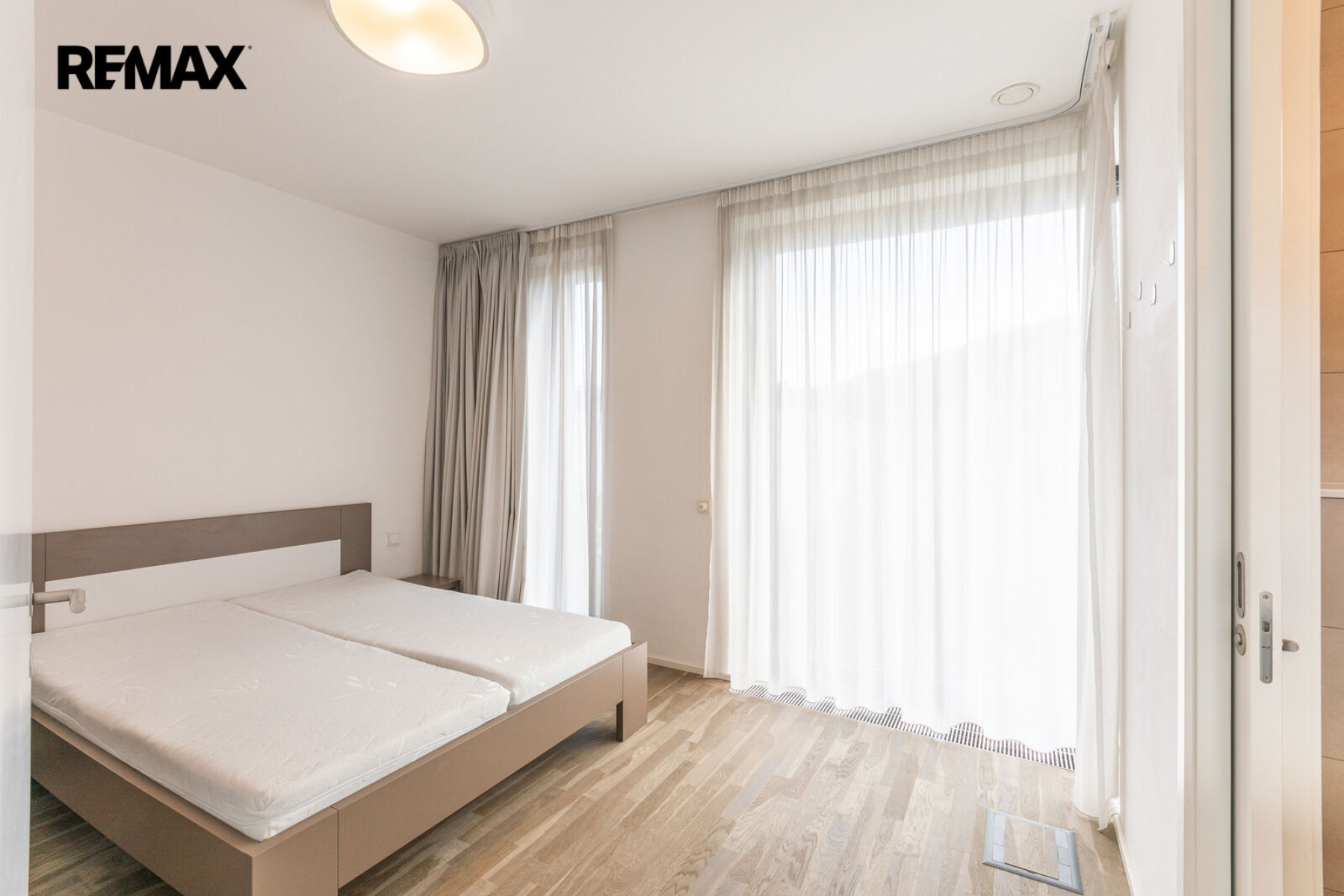 Pronájem rodinného domu 5+kk, 179 m² se zahradou 357 m², dvěma terasami, balkonem a dvougaráží