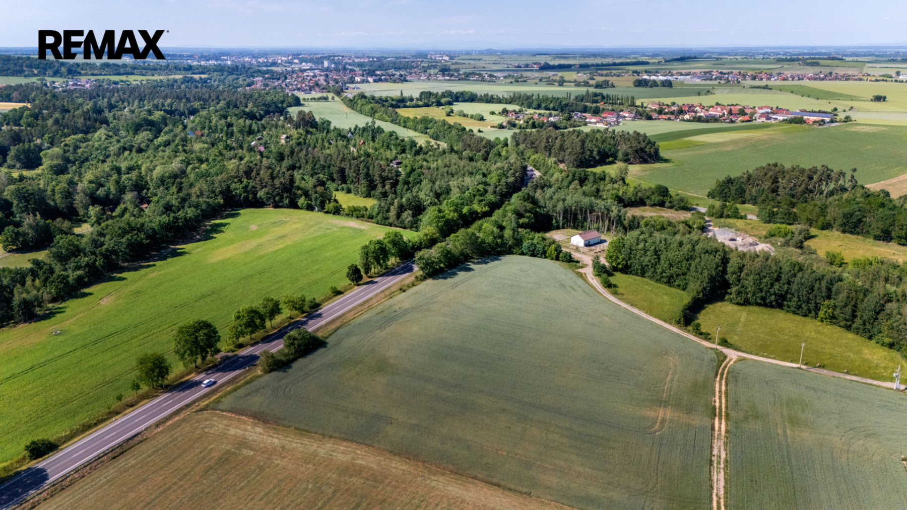 Pozemek 12 804 m² pro komerční výstavbu u obce Lukavice u hlavní silnice I. třídy