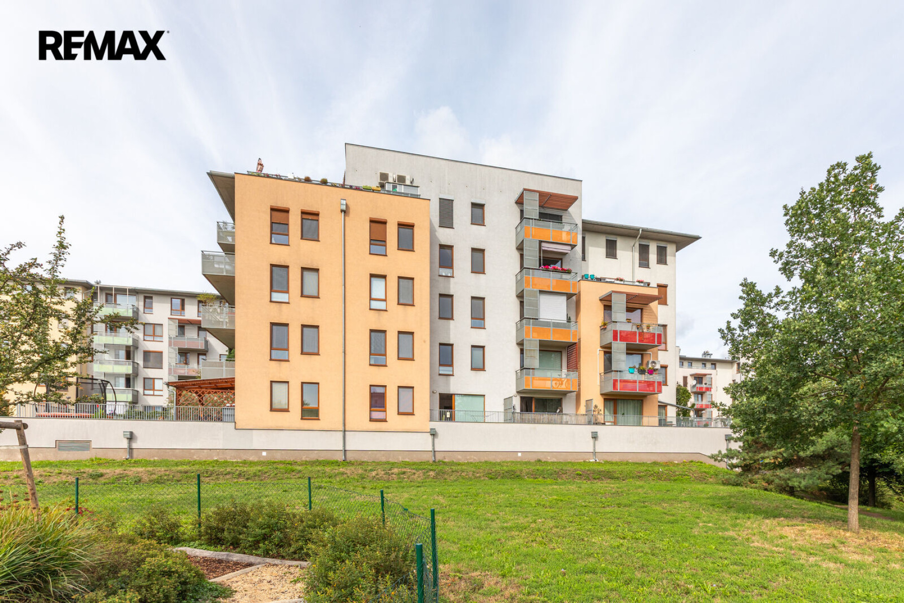 Skvělý byt 3+kk s velkou terasou a parkovacím stáním v Čakovickém parku k pronájmu