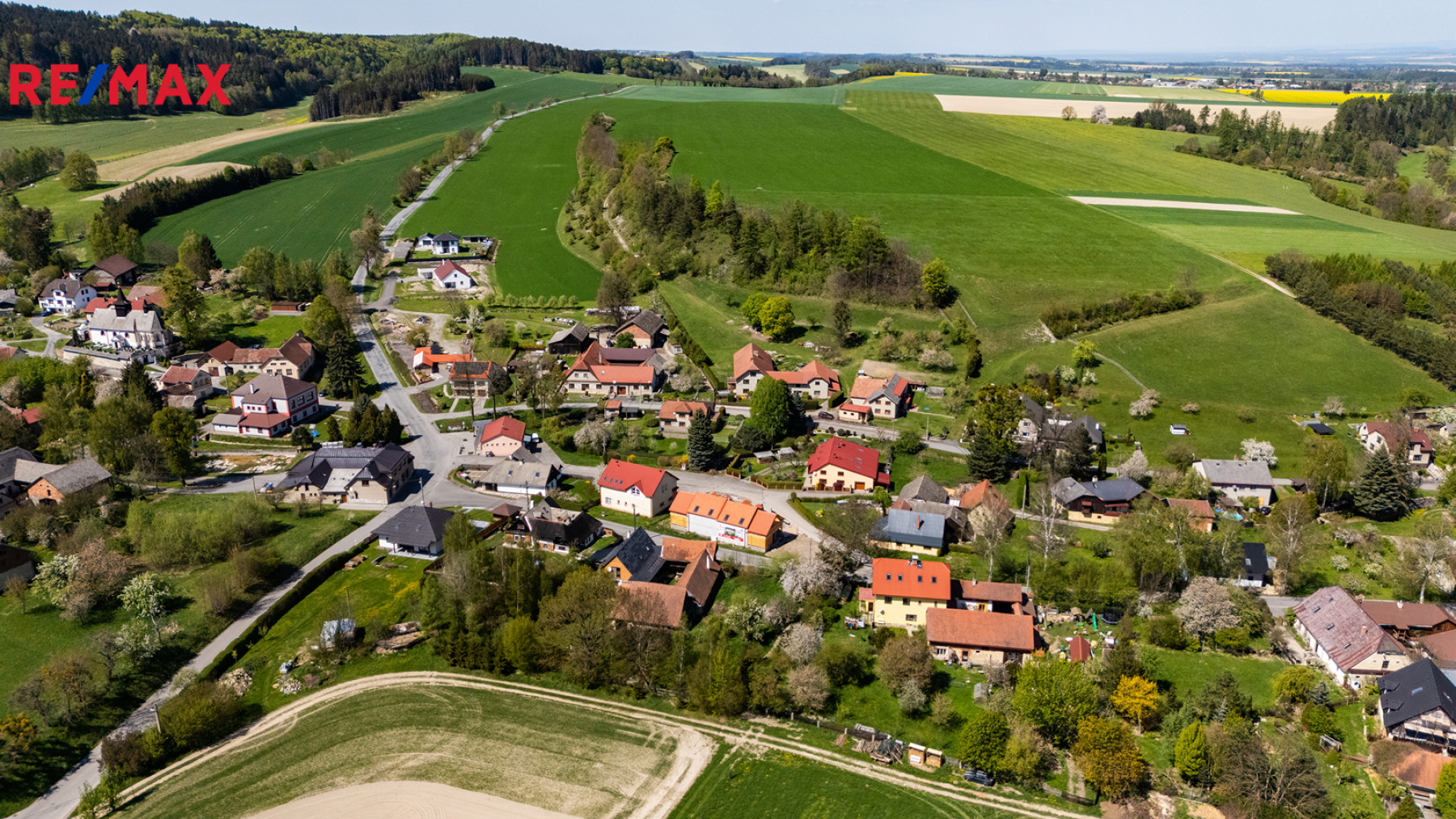 Stylová tradiční patrová chalupa s vnitřním čtvercovým dvorem, pozemek 1 264 m², Široký důl Polička