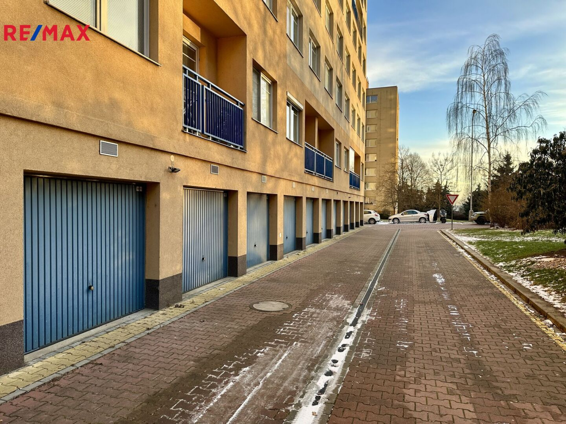 Prodej garáže 16 m2 v Troji, Praha 8