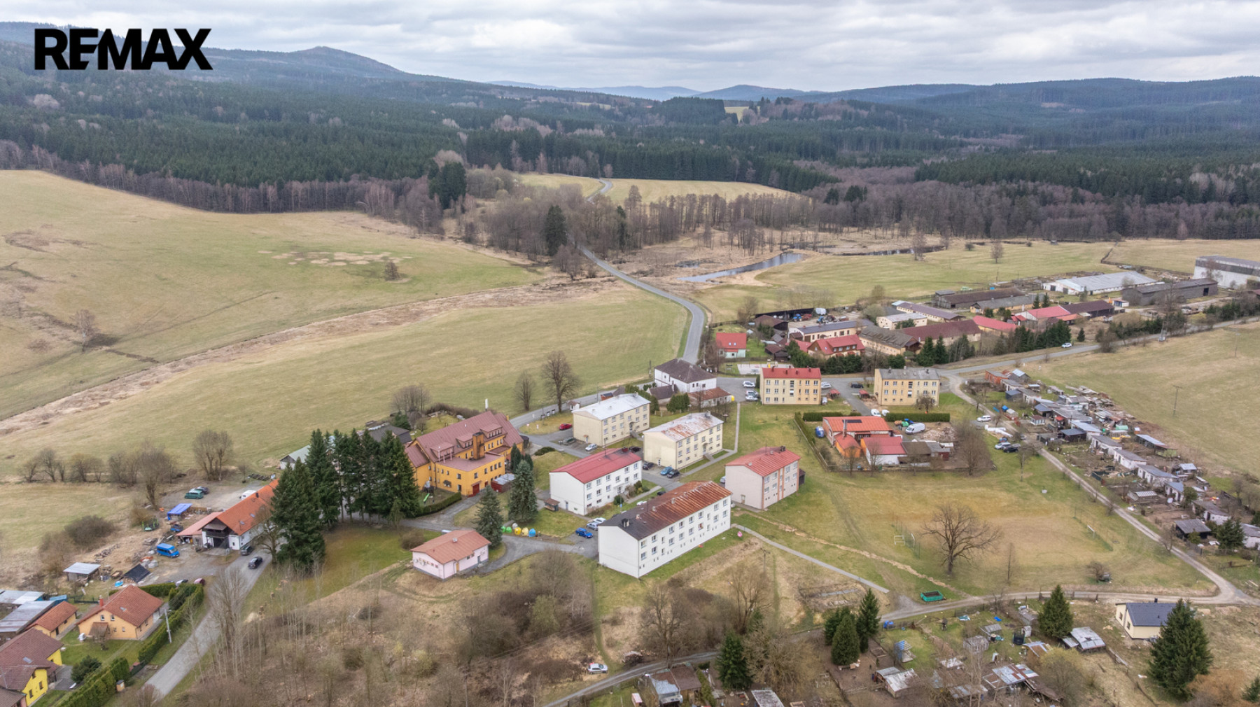 Činžovní dům se 6 byty a 6 garážemi v obci Rybník