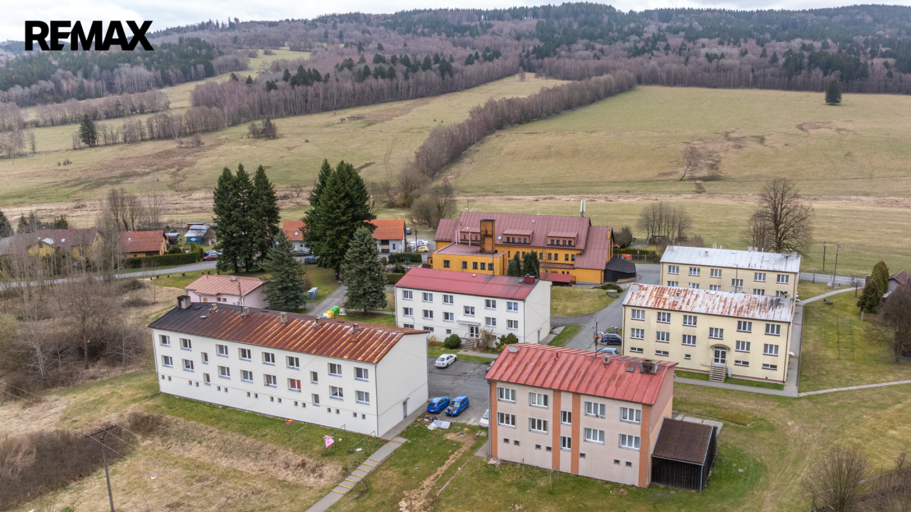 Činžovní dům se 6 byty a 6 garážemi v obci Rybník