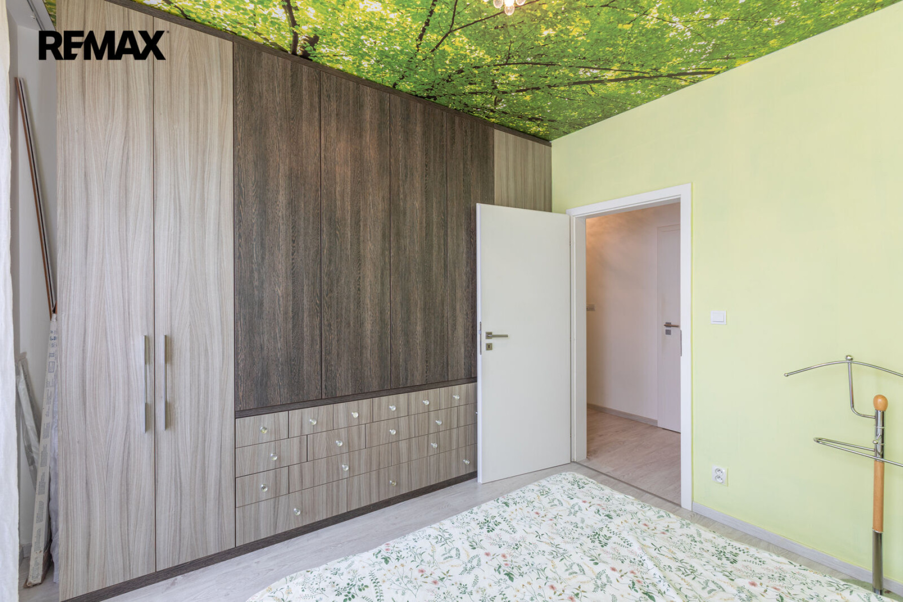 Skvělý byt 3+kk s velkou terasou a parkovacím stáním v Čakovickém parku k pronájmu