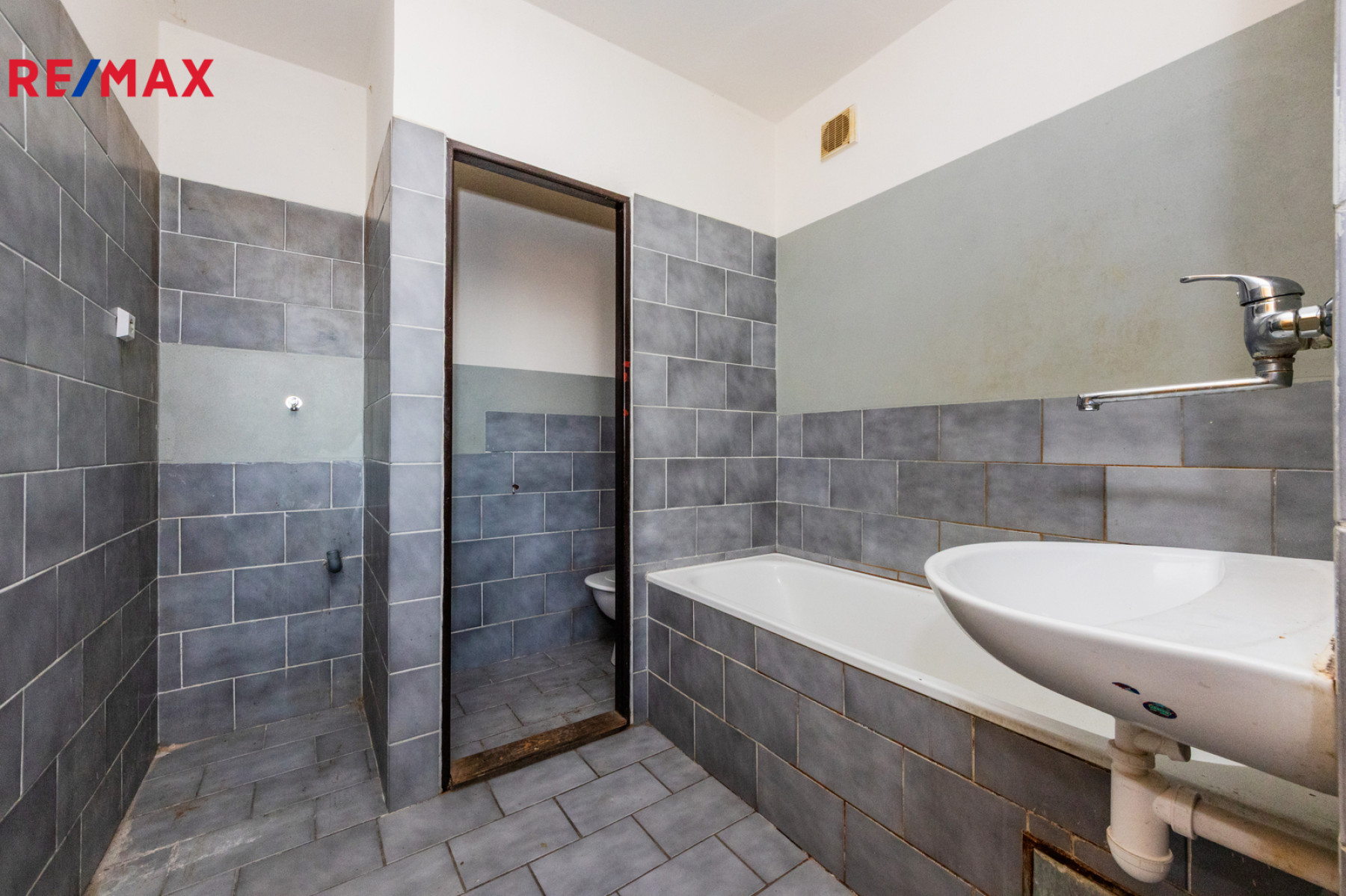 Rohový řadový RD 229 m² 2x lodžie garáž zahrada 311 m² původní stav Součkova Řepy