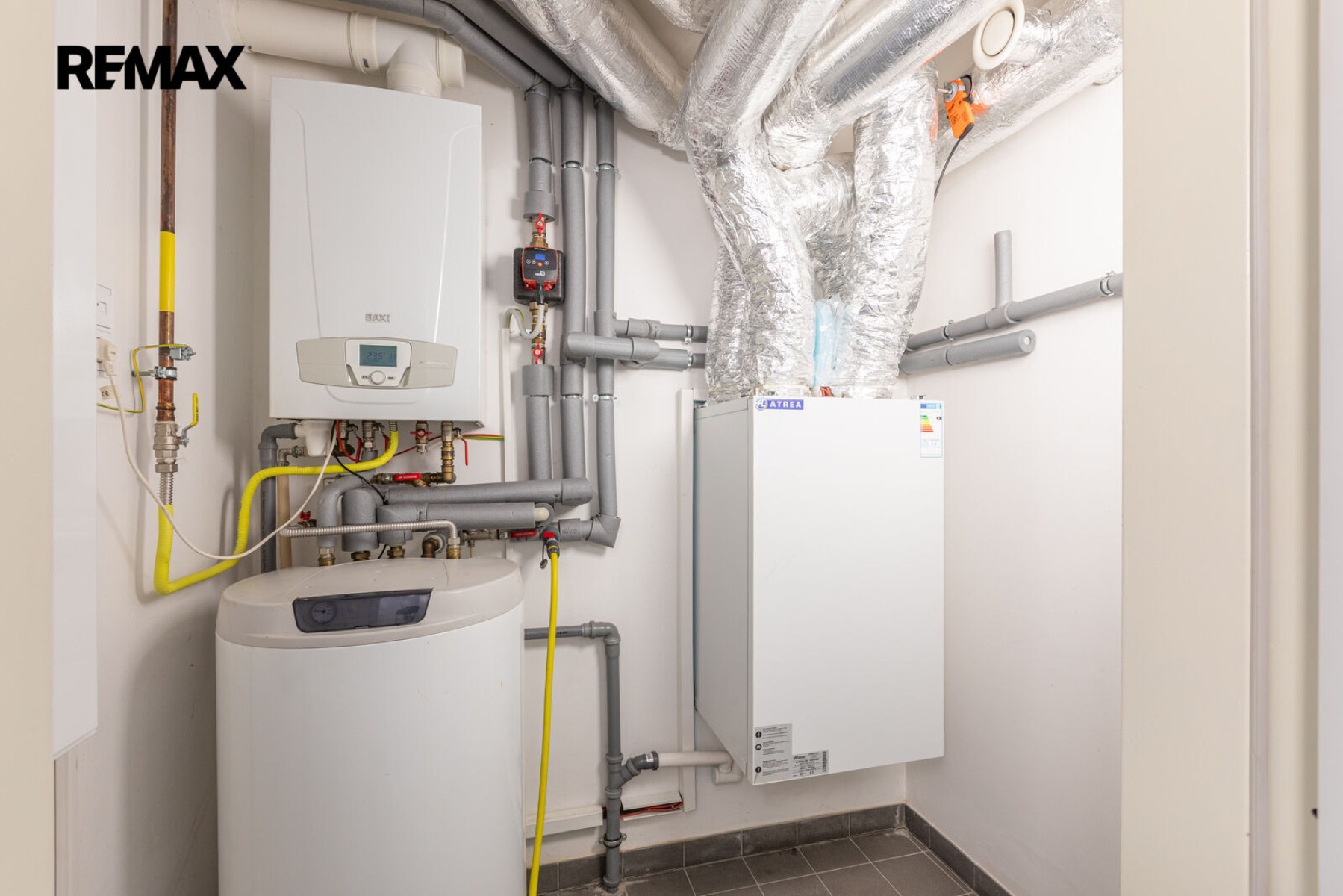 Pronájem rodinného domu 5+kk, 179 m² se zahradou 357 m², dvěma terasami, balkonem a dvougaráží