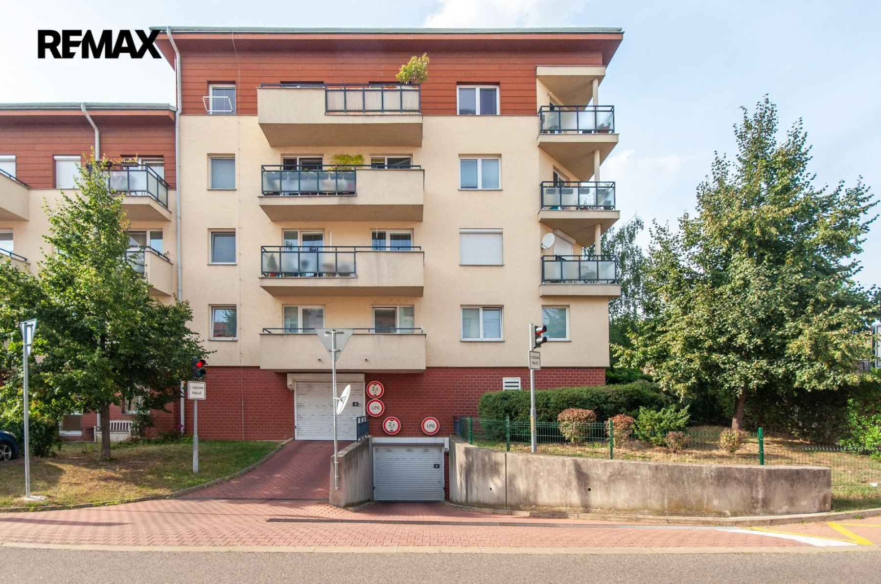 Parkovací stání v garážích v Radotíně na pronájem