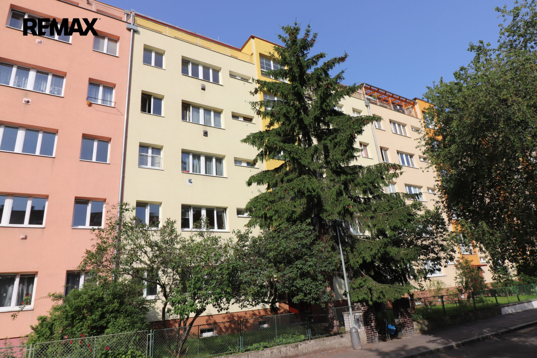Pronájem zrekonstruovaného bytu 2+kk se sklepem u metra Pankrác