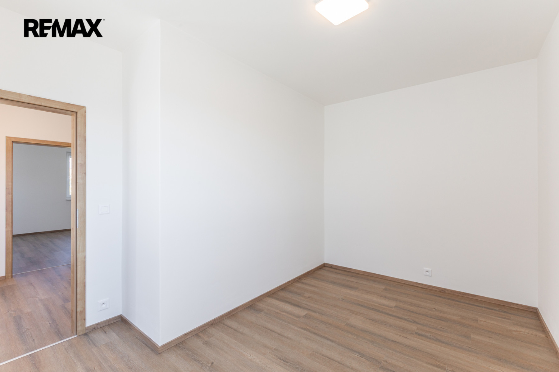 Pronájem rodinného domu 3+kk s parkovacím stáním a zahradou – Praha 9, Hostavice