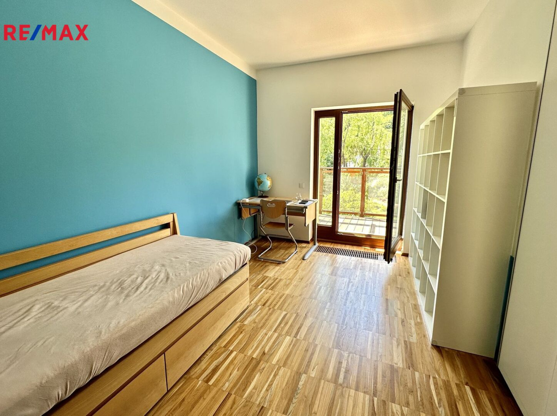 Prodej luxusního domu se zahradou a bazénem v Hrusicích, Praha - východ