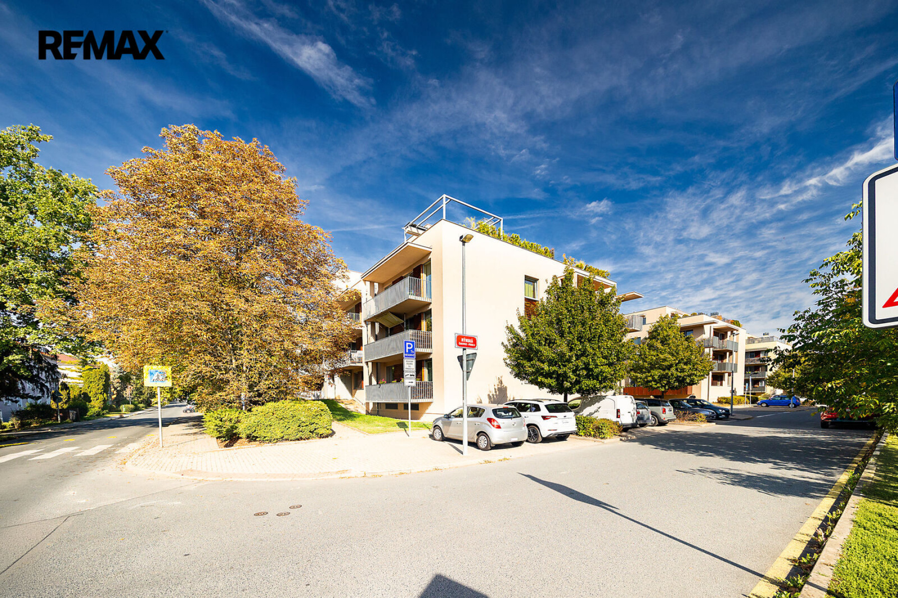 Prodej skvělého bytu 2+kk s prostorným balkonem, parkovacím stáním v garážích a sklepem