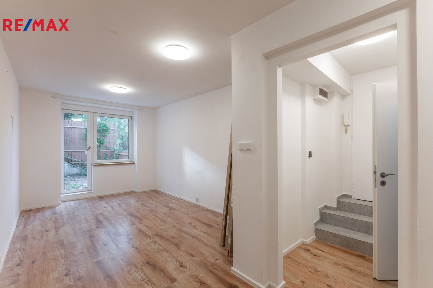 Prodej bytu 1kk, 26 m² + předzahrádka a sklep, Praha - Modřany