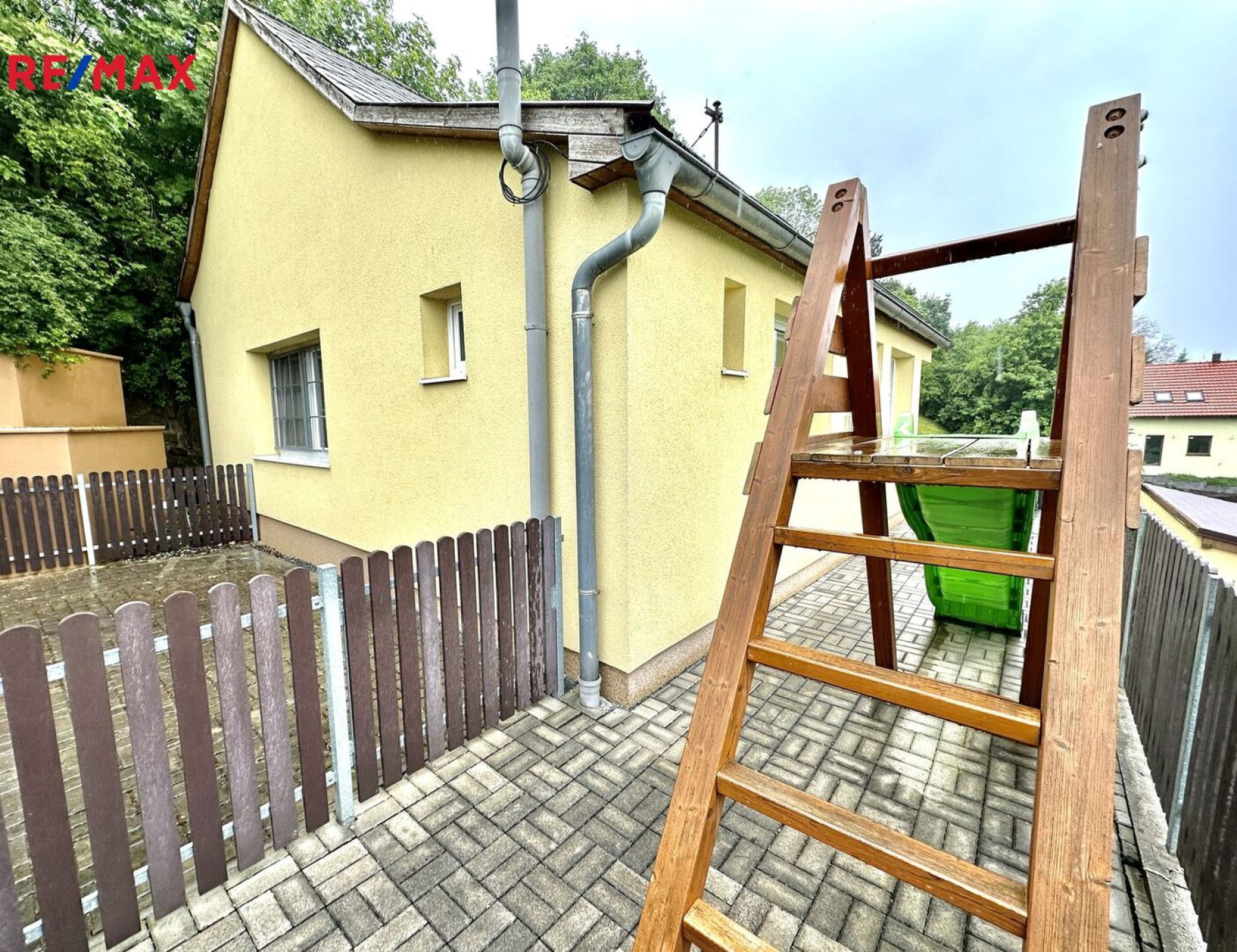 Prodej domu 4+1 s terasou, dvougaráží a velkou zahradou v Komárově