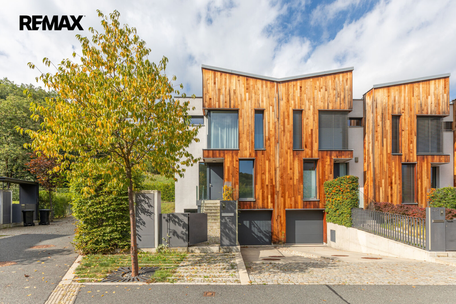 Pronájem rodinného domu 5+kk, 179 m² se zahradou 357 m², dvěma terasami, balkonem a dvougaráží