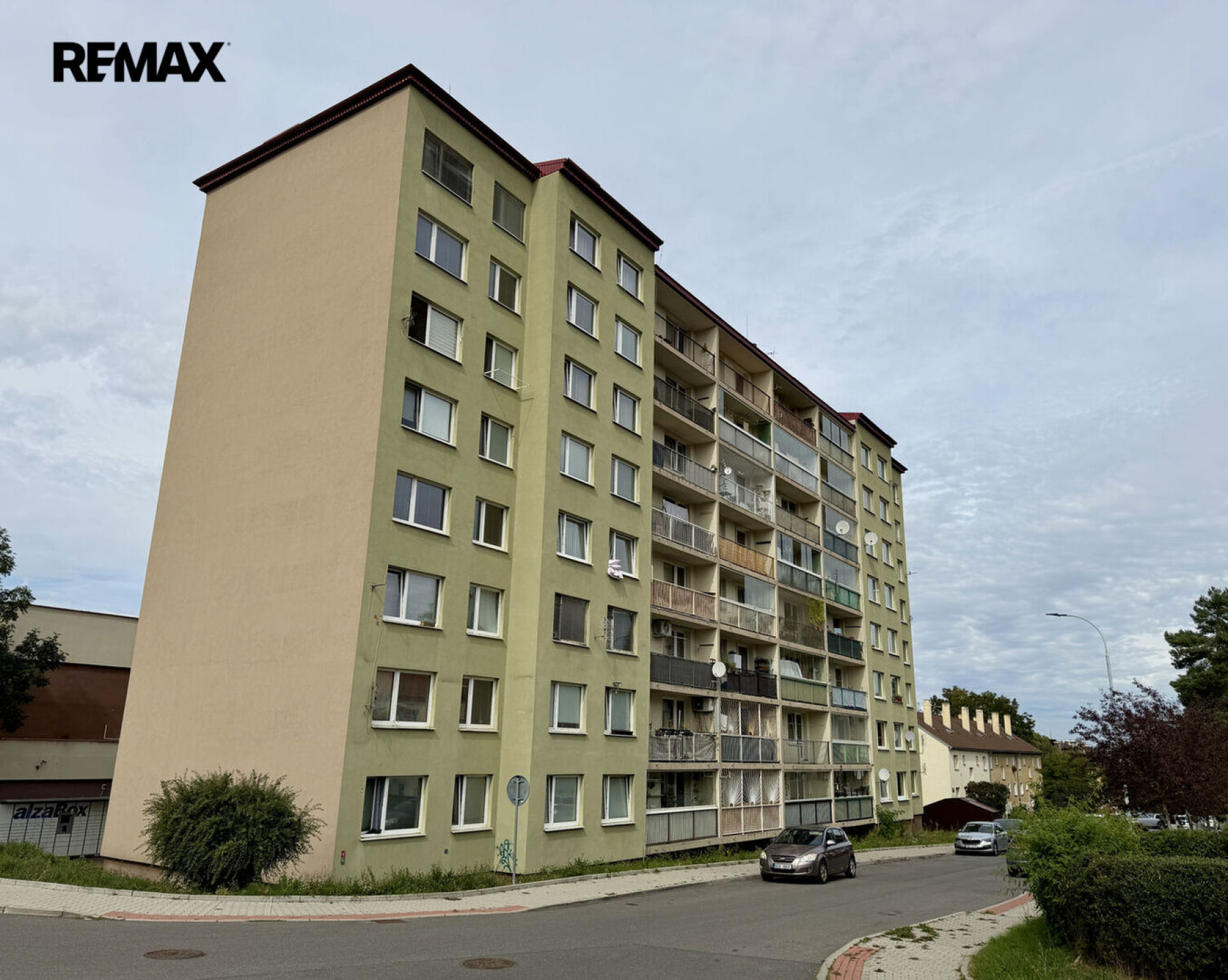 Prodej bytu 2+kk s lodžií a sklepem v Komořanech, Praha 4